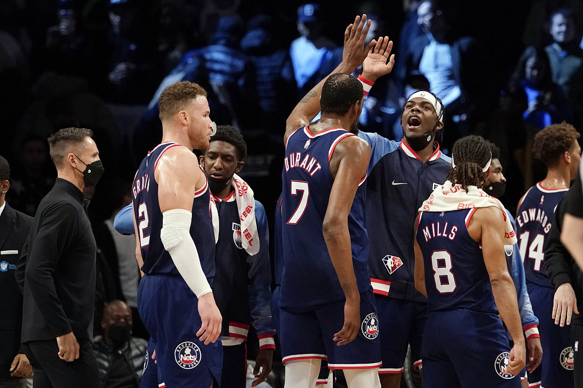 NBA球员在场上的精彩表现赢得观众喝彩的简单介绍